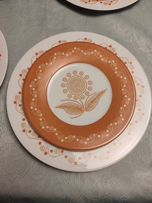 Serviço de 8 pratos de jantar e sobremesa e duas travessas da SPAL