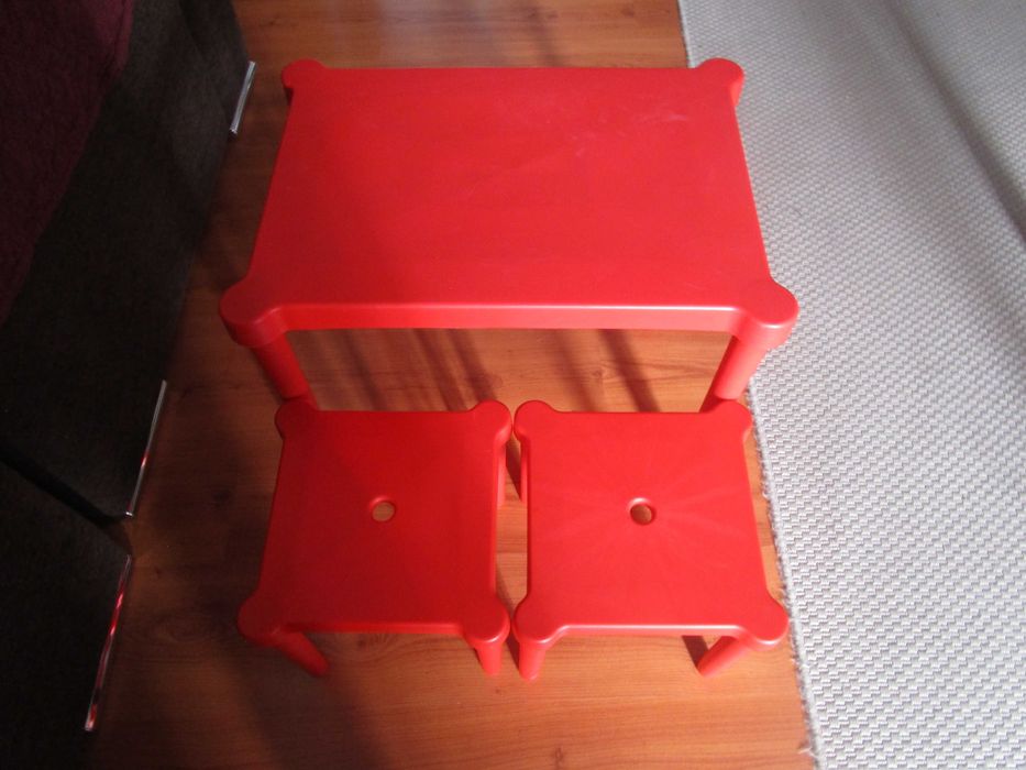 Mesa de criança IKEA vermelha, com 2 bancos