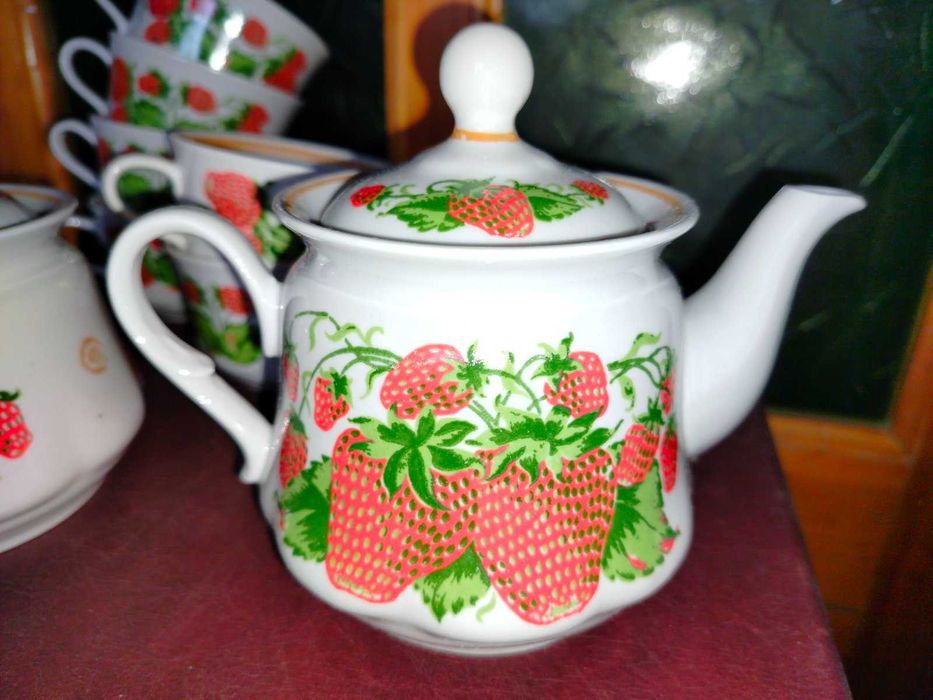Чайный фарфоровый сервиз Клубничка, ГДР, Анютины глазки