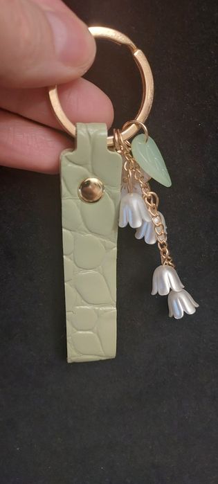 Cudny brelok białe Konwalie pasek PU