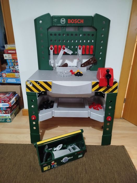 Mesa e ferramentas Bosch para criança