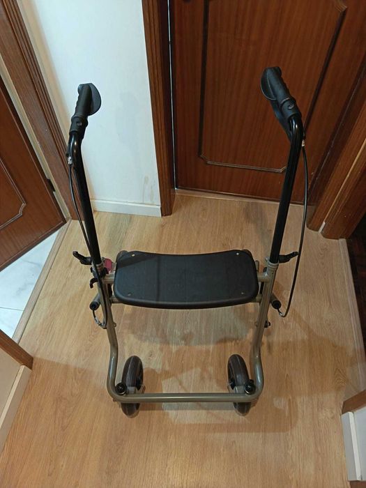 Andarilho com rodas e assento