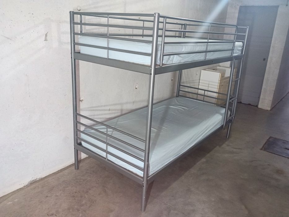 Beliche cama solteiro estrutura metálica resistente, com colchões em e