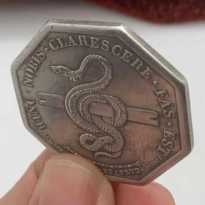 Восьмигранная памятная монета змеи Nobis