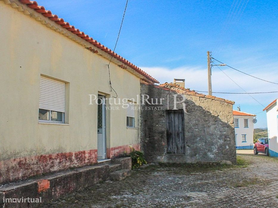 Casa Rústica com pequeno quintal e anexo - São Pedro do Esteval