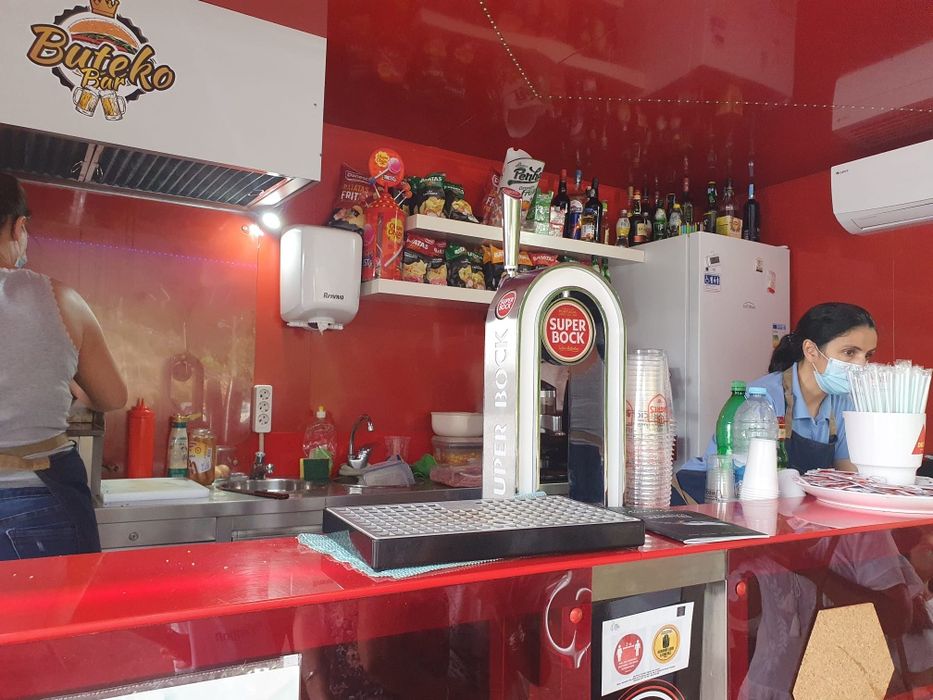 Vendo reboque Bar.
Em boas condições
Com casa de banho.
Placa eletrica