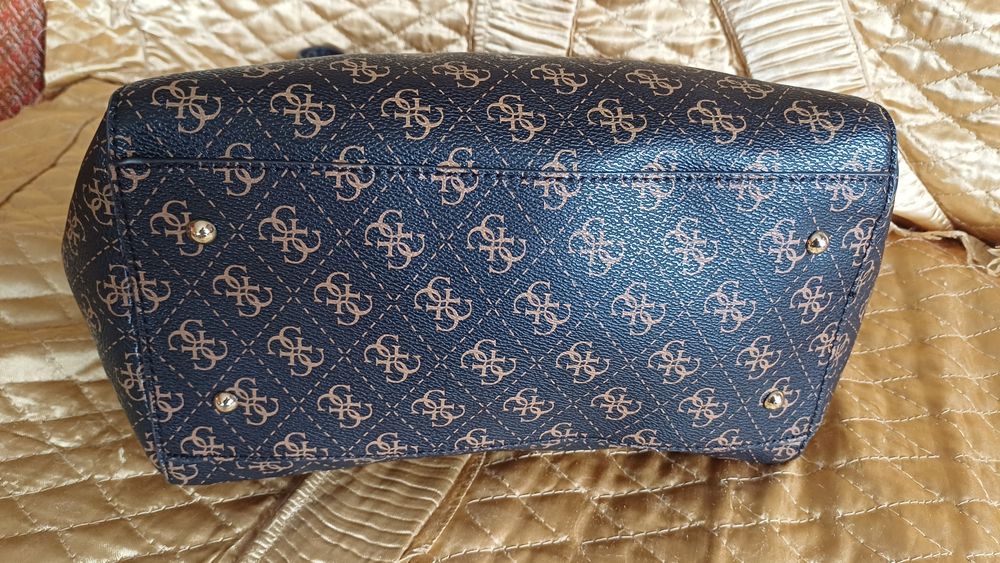 Сумочка GUESS в чудовому  стані