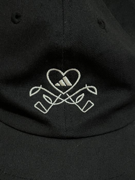 Czapka z daszkiem damska czarna Adidas Gold Coat Of Arms