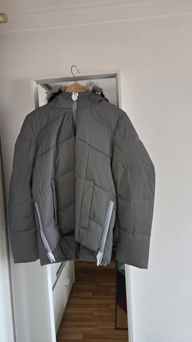 Casaco cinza prateado impermeável