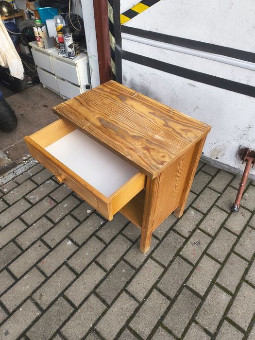 Szafka z drewna z szufladą