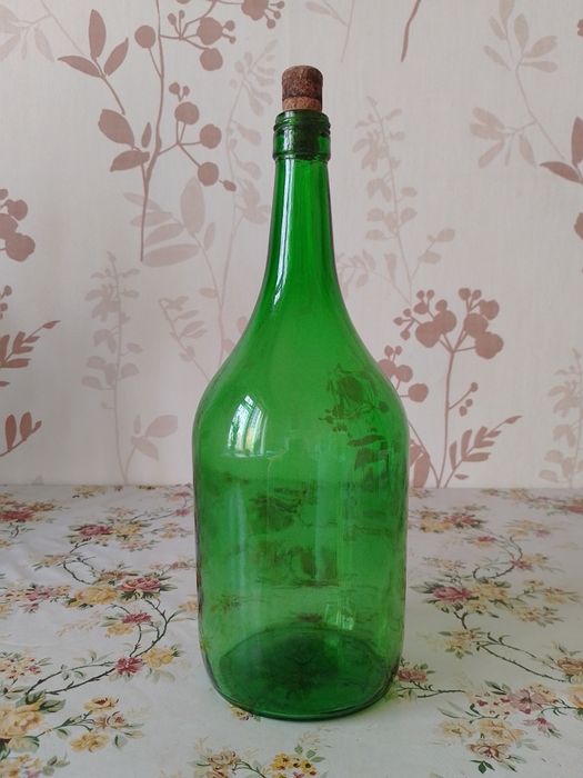 Стеклянные разноцветные бутылки. Для украшения интерьера и жидкостей.