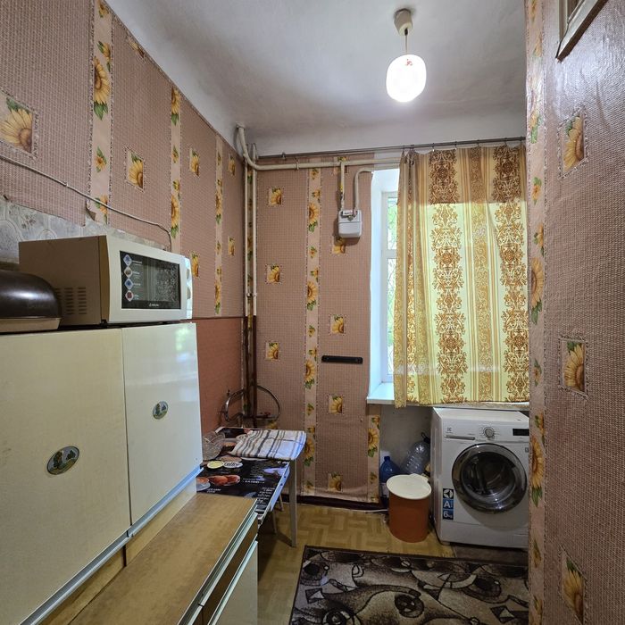 Продаж 2 кімнатна  сталінка Центр сертифікат так