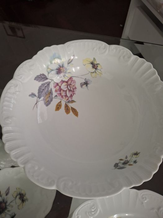 Cheerful Tableware Pieces425231046159912961