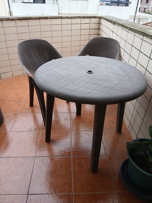 Cadeiras e mesa exterior com uso