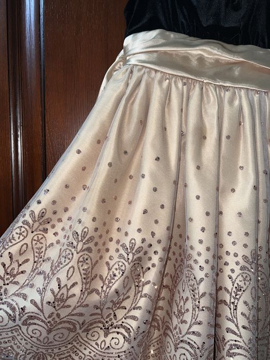 Плаття з золотими блискітками