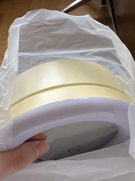 Lampa z uchwytem na smartphone