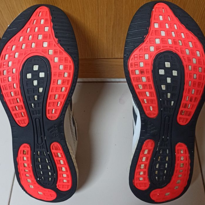 Sapatilhas adidas brancas e pretas n°43, 50