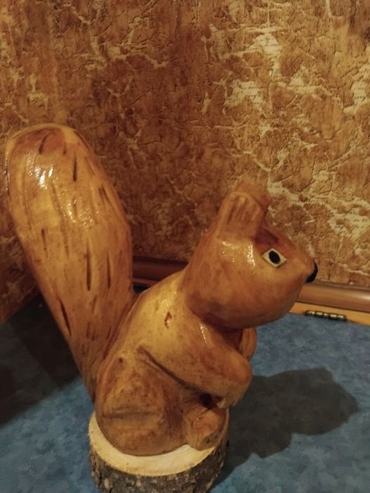 Статуэтка из натурального дерева .