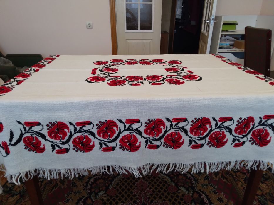 Вишита  скатерть