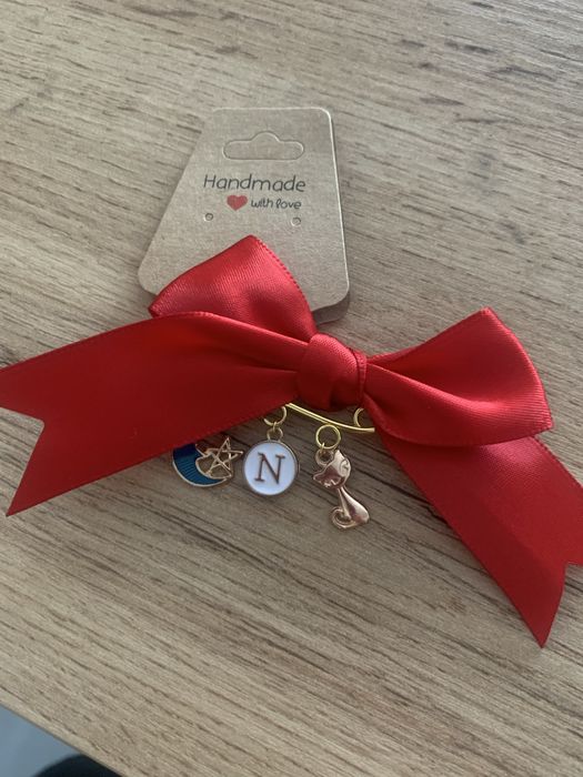 Czerwona kokarda z literka do wózka!