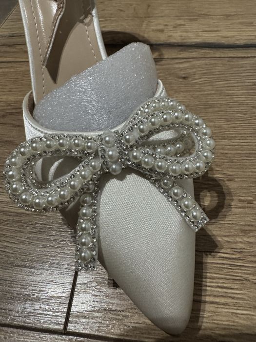 buty ślubne na obcasie z kokardkami