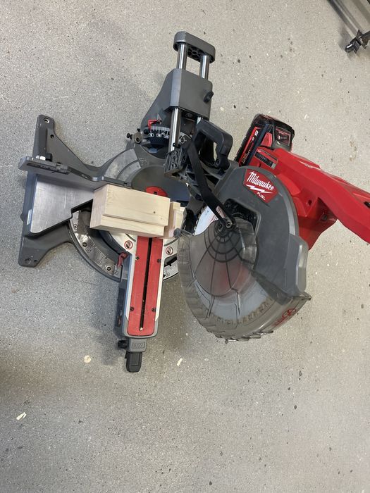 Pilarka ukosowa 305mm Milwaukee M18 FMS305 z AKU 5,5A 18V