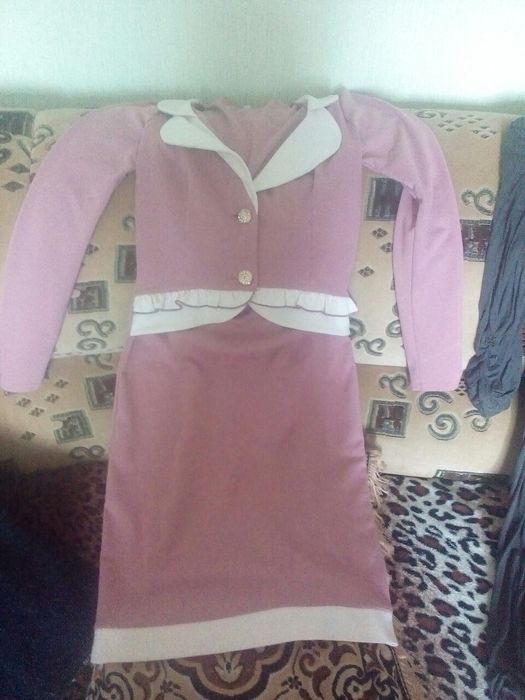 Сукні розмір 46.