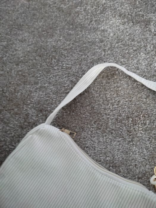 Pochete mala pequena branca e dourada