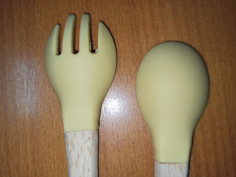 Conjunto de refeição: prato e talheres em madeira e silicone