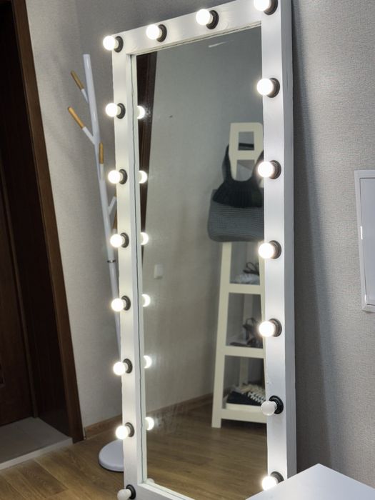 Зеркало с лампочками