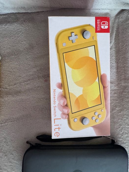 Nintendo Switch Lite Amarela (Como Nova + Caixa e Extras)