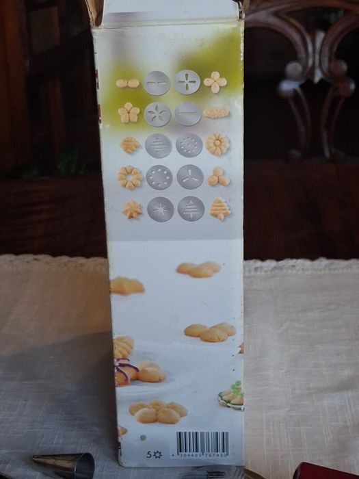 Máquina com acessórios para confecção de  bolachas e biscoitos.