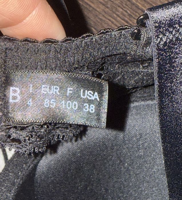 Бюстгальтер, жіноча білизна В