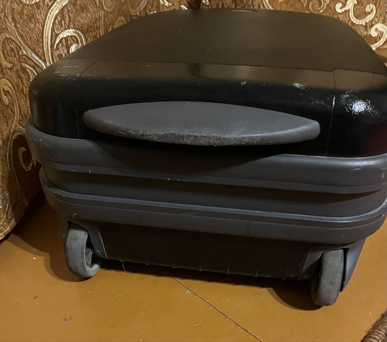 Валіза чорна з пластику