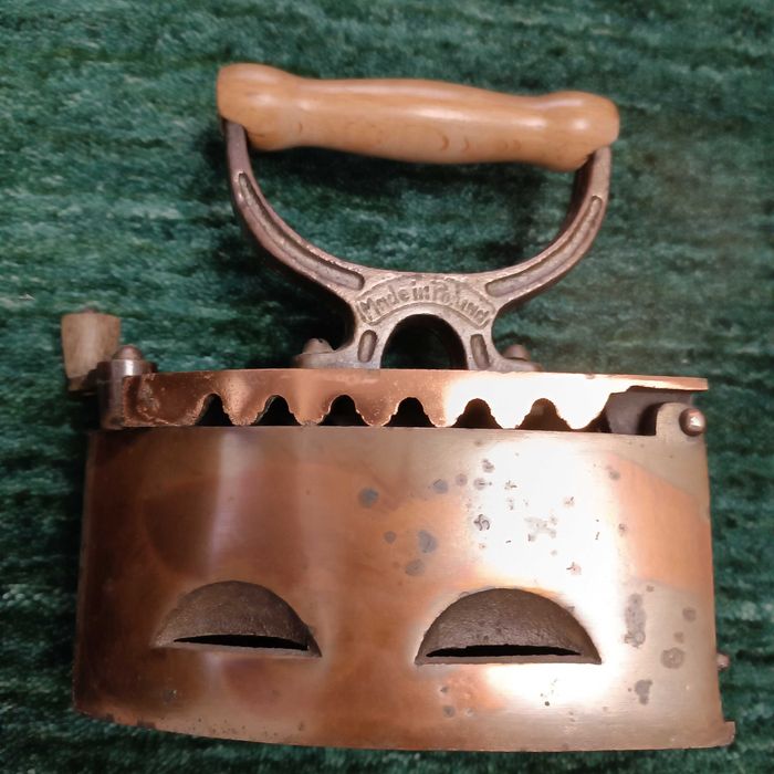 Stare Żelazko na węgiel Neptun 2 .