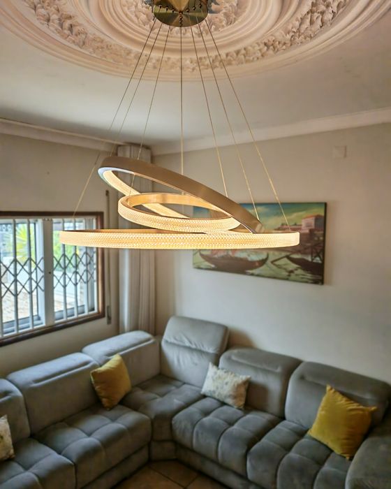 Candeeiro de Teto Suspenso LED Moderno – 3 Anéis Dourados com Cristais