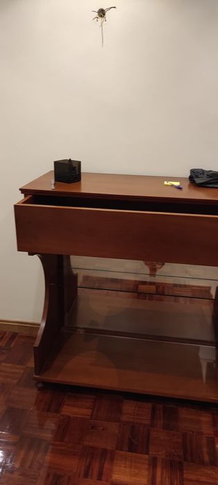 Móvel em nogueira com espelhos