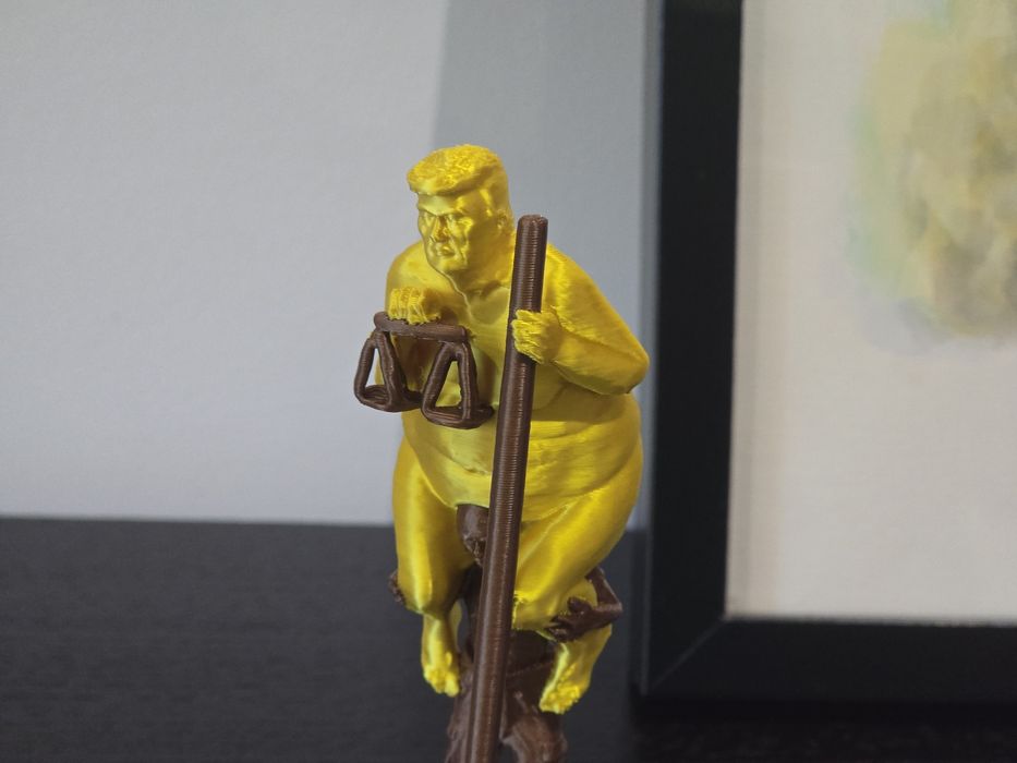 Estatueta "The Orange Plague" aka "King of Injustice"