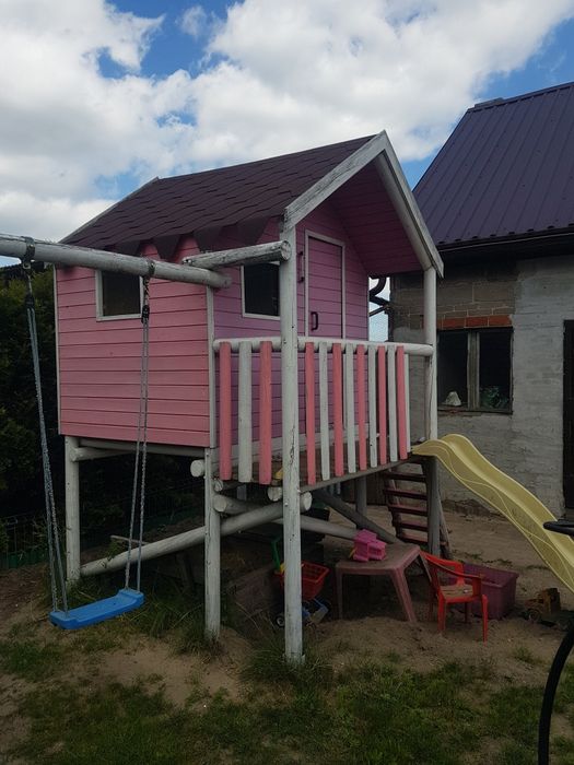 Domek drewniany że zjeżdżalnią dla dzieci