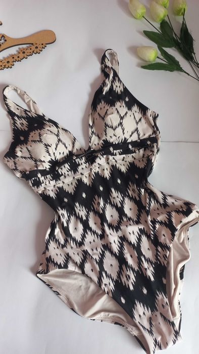 Суцільний купальник чорно білий 50 52 розмір