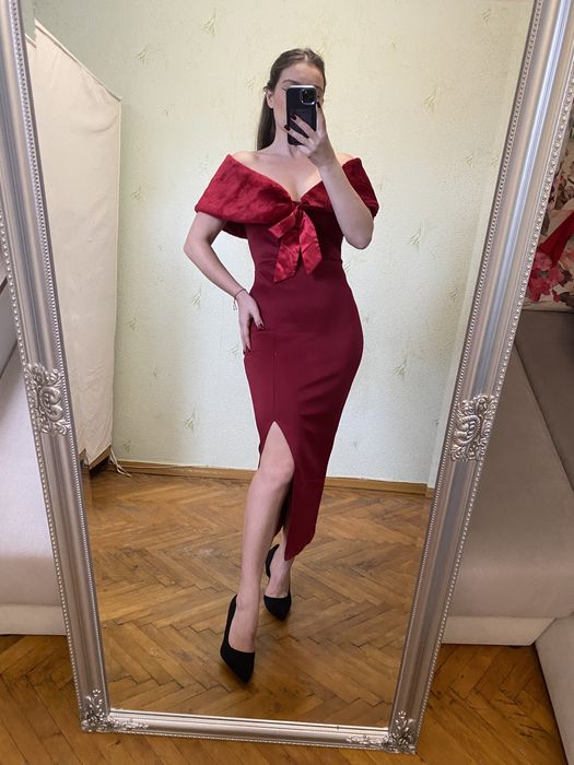 Нарядное вечернее бордовое винное платье по фигуре с мехом