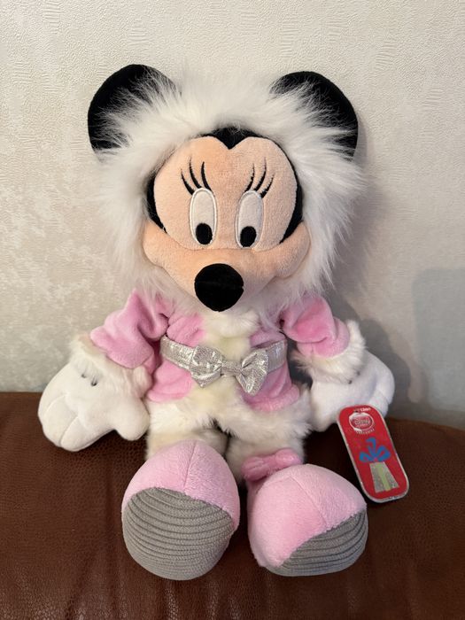 Минни Маус в зимнем наряде