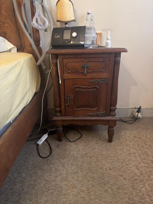 Cama e 2 mesas de cabeceira