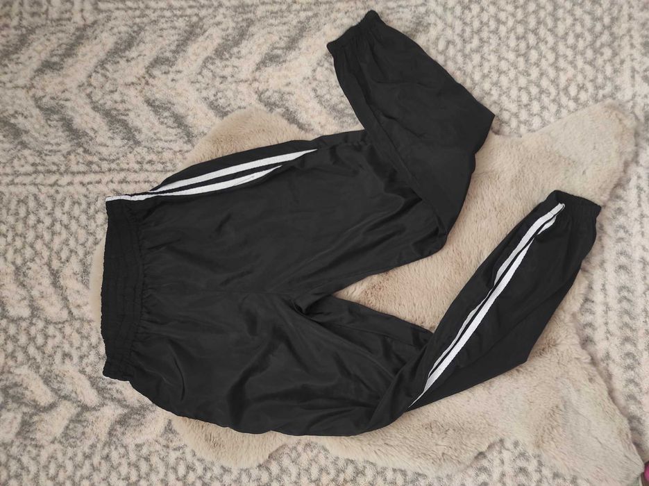 Czarne dresy spodnie z lampasami wysoki stan shein