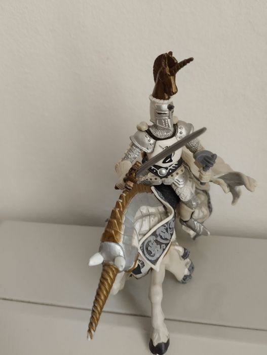 Figurinhas Marvel e cavaleiros