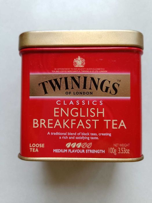 czerwona kolekcjonerska puszka po herbacie Twinings