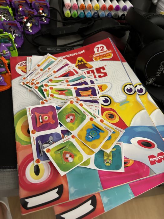 Wielka kolekcja Star Monsters 158 sztuk figurek, kapsuły, naklejki