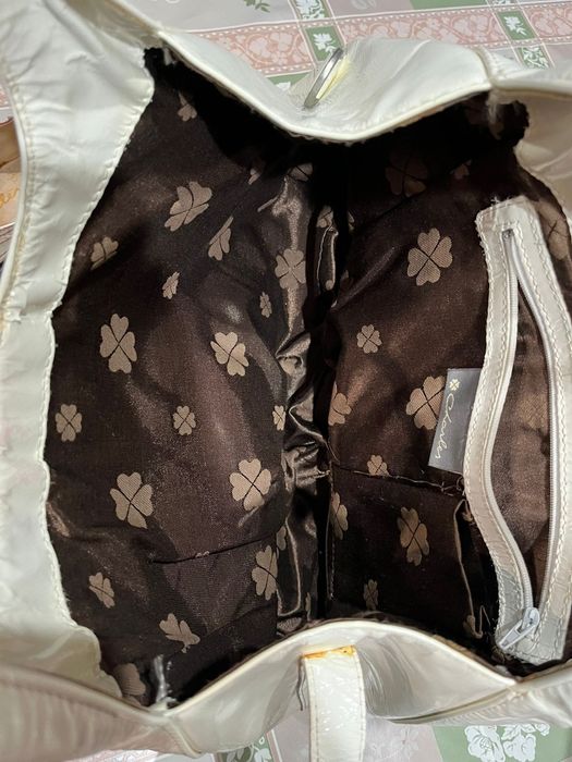 Mala e sapatos iguais