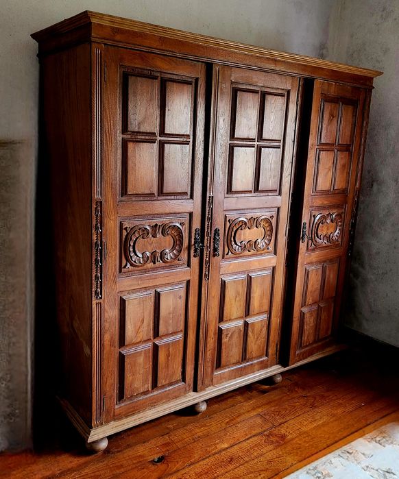 “Conjunto de móveis antigos em madeira maciça – cómoda + 2 cadeiras