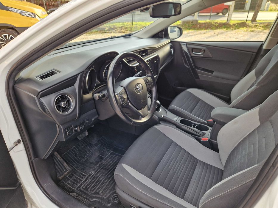 Toyota Auris Hybrid LPG Hybryda z Gazem Wynajem Wypożyczalnia Łódź Gór